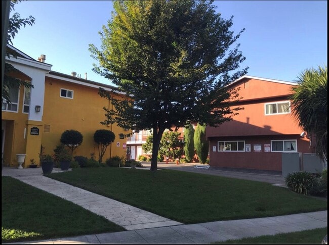 Foto del edificio - 2445 Rinconada Dr
