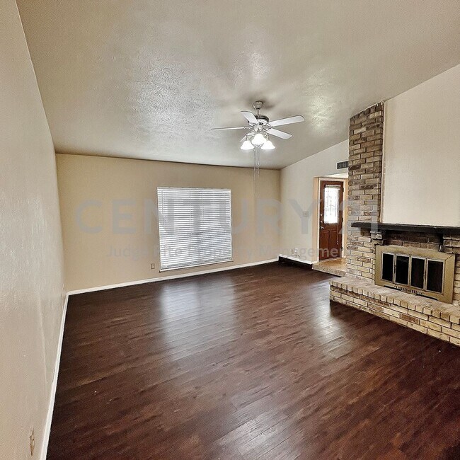 Foto del edificio - Charming 3/2/2 Nestled on Corner Cul-de-sac Lot in S. Grand Prairie For Rent!