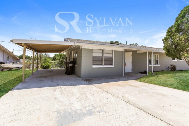 Foto del edificio - Come view this charming home