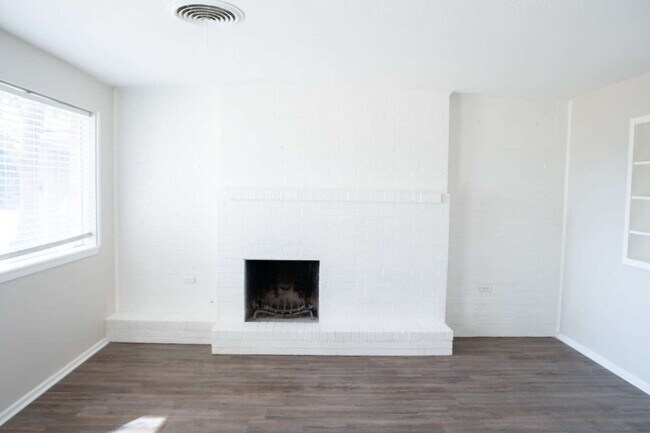 Foto del edificio - Updated 3 Bed 2 Bath Duplex!!