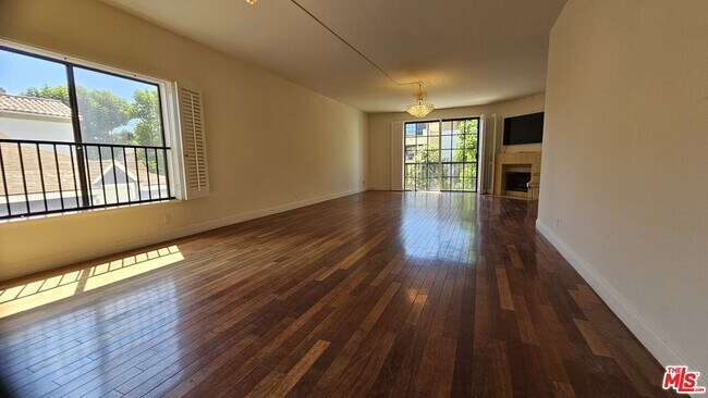 Foto del edificio - 10620 Eastborne Ave