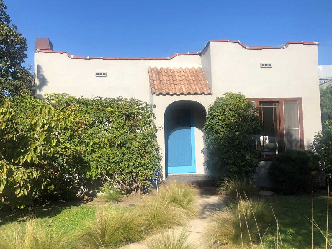 Foto principal - 3251 Hollydale Dr