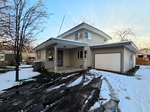 Building Photo - 207 Riverfront Dr