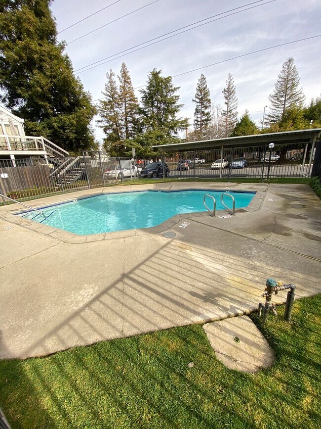 Foto del edificio - Upstairs 2 Bed / 2 Bath Condo in Gated Community – Available Now
