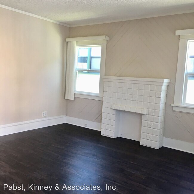 Building Photo - 1 br, 1 bath Apartment - 4030 E. 10TH STREET