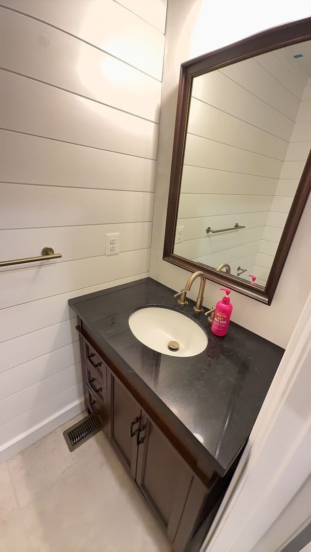 Foto del edificio - Stunning & Spacious Middle River 4bd/2.5ba Home with W/D, AC, Garage and more! Available now