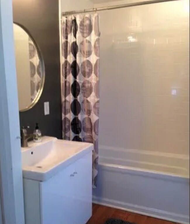 Foto del edificio - Updated 3 bed 2 bath. Garage and screened porch