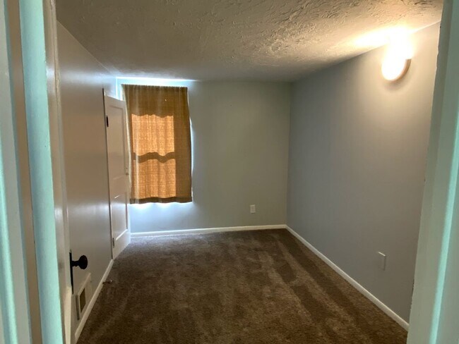 Building Photo - Nice 2 bedroom 1 Bath Upper Unit in Quiet ...