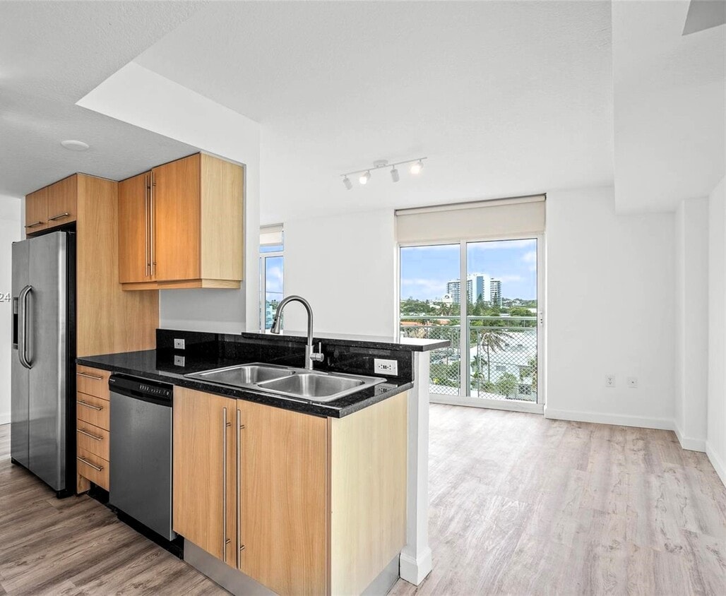 Primary Photo - 7600 Collins Ave