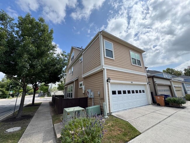 Building Photo - 2033 Philomena St