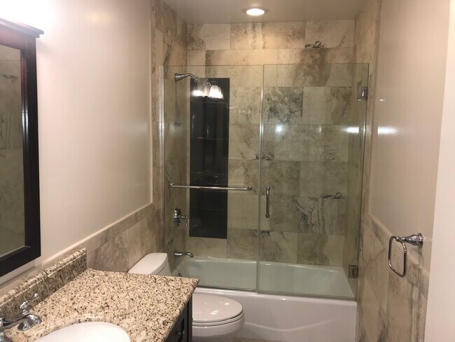 Baño - 817 18th St