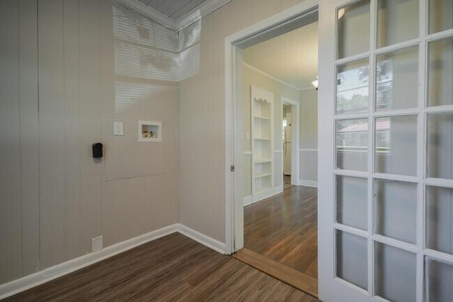 Building Photo - 525 W Buena Vista Ave