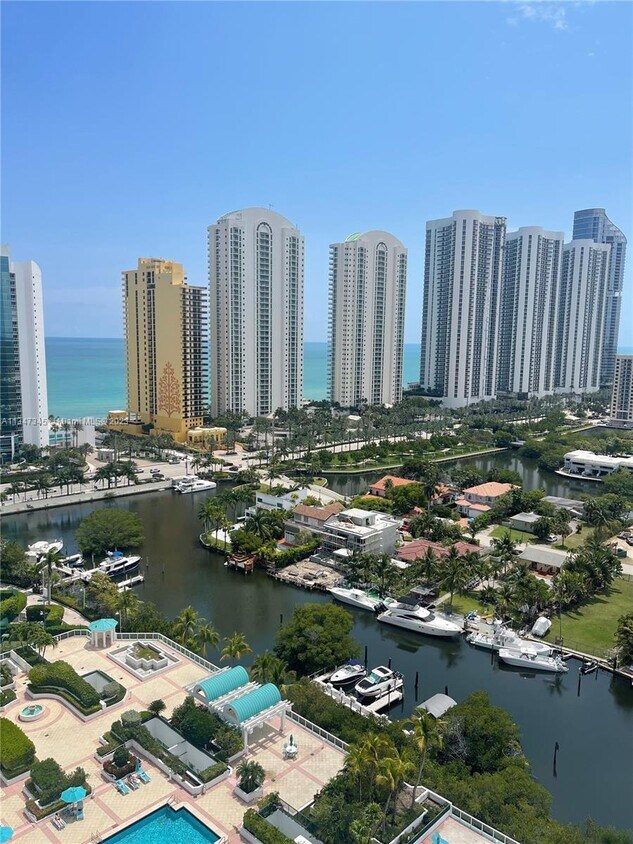Foto principal - 16500 Collins Ave
