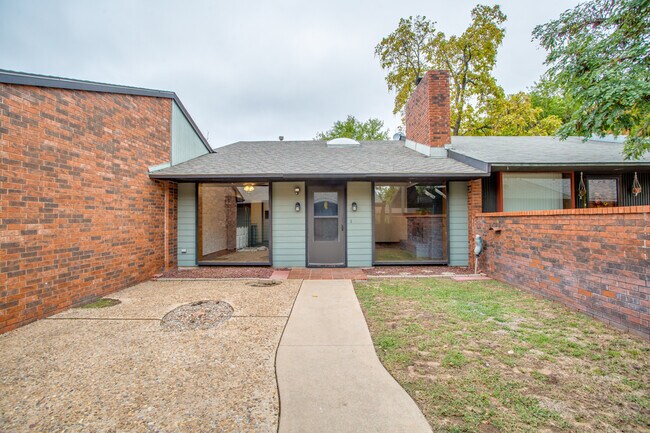 Building Photo - 1708 Surrey Ln