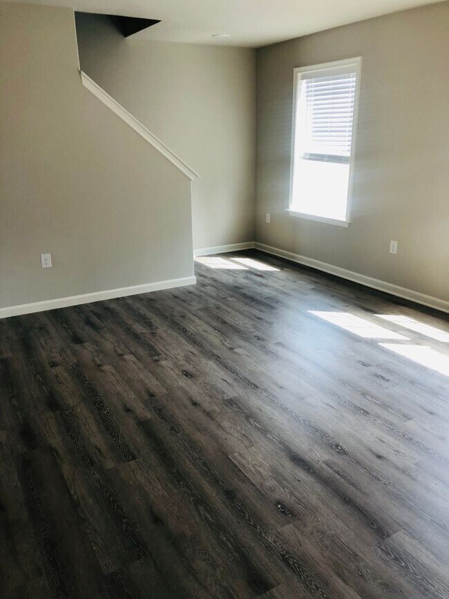 Foto del edificio - Coming Soon- Beautiful 3 Bedroom, 2.5 Bath...