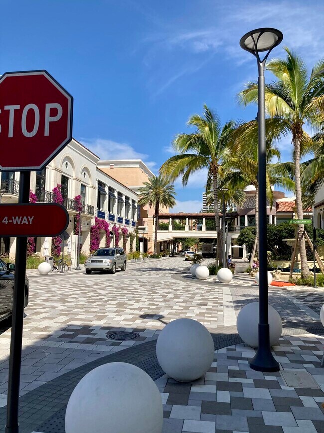Building Photo - 630 S Sapodilla Ave