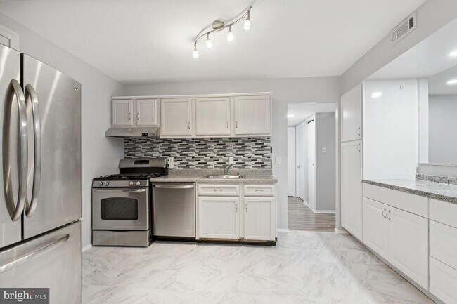 Building Photo - 1635 Parkcrest Cir