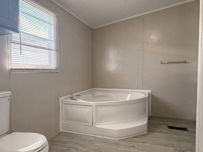 Building Photo - 2112 Colonial Dr