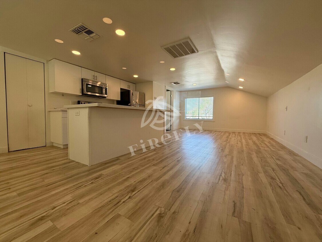 Foto principal - 1695 E Indianola Ave