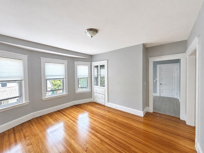 Foto del edificio - 117 Merrymount Rd