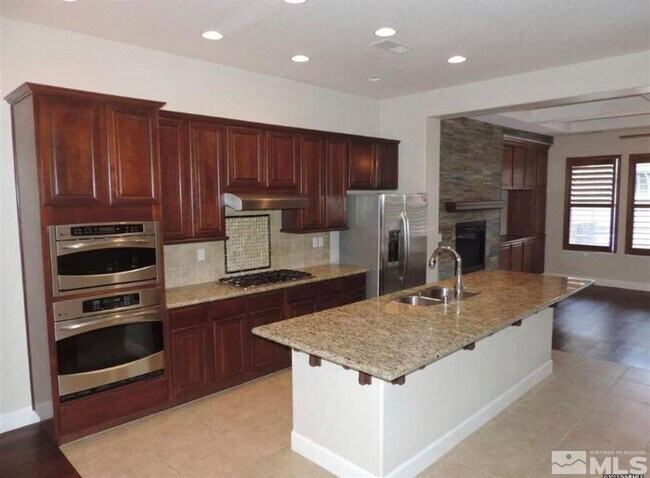 Foto del edificio - Large Home located in the Gated Community ...