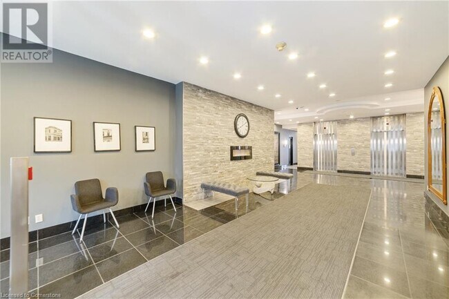 Building Photo - 135 James St S