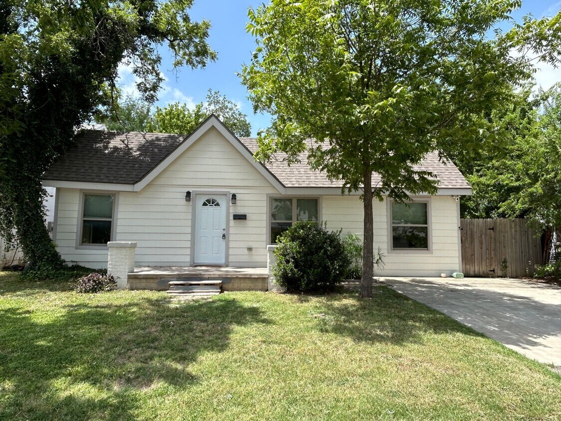 Primary Photo - Charming 3 Bedroom/3 Bath Near TCU
