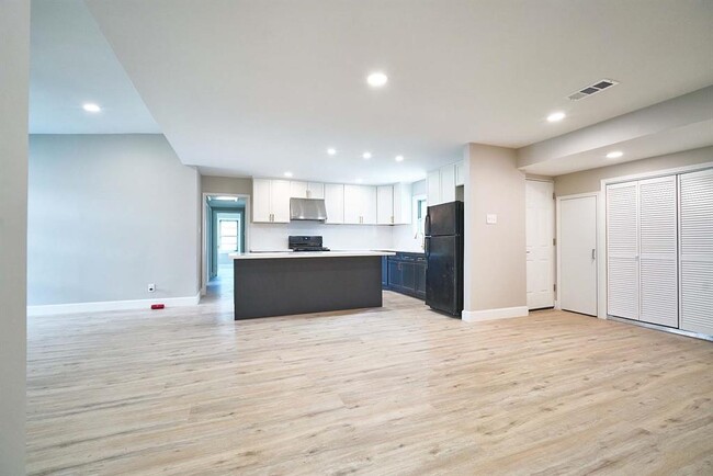 Building Photo - 5315 Beechnut St