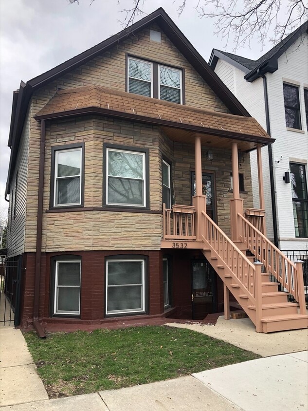 Primary Photo - 3532 N Hoyne Ave