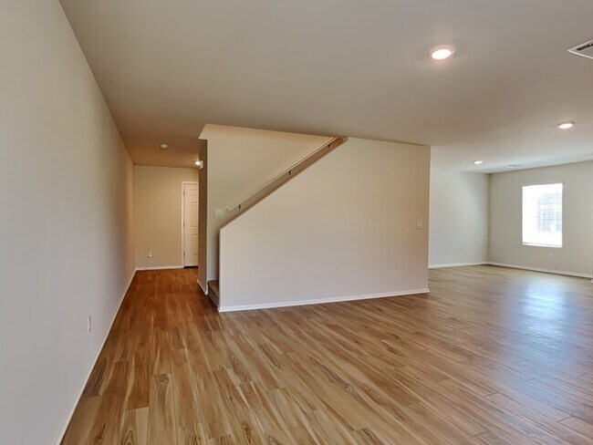 Building Photo - 529 St Charles Pl