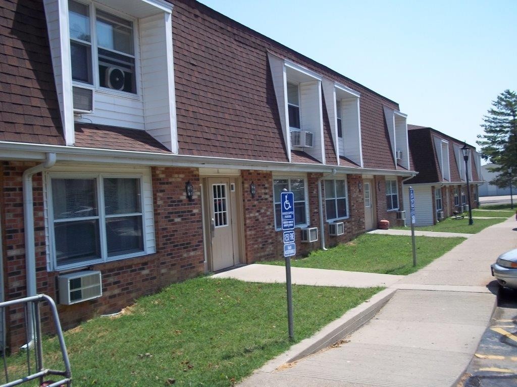 Primary Photo - Grayville Parks Apartments