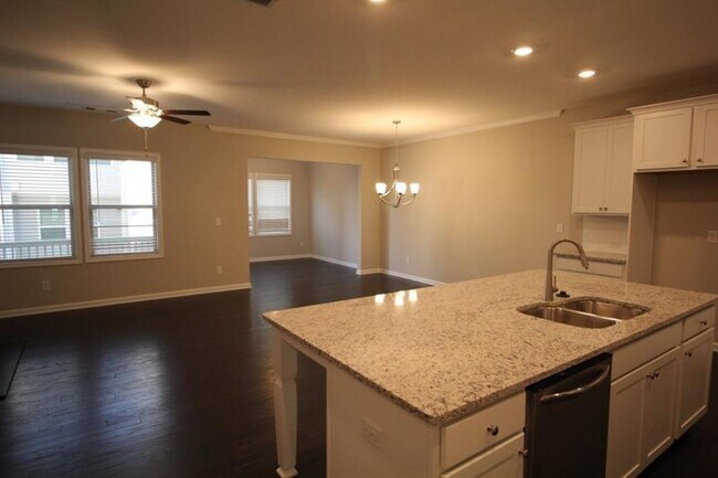 Building Photo - 615 Bluffview Dr