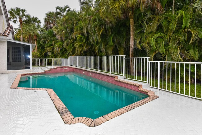 Building Photo - 791 Parkside Cir N