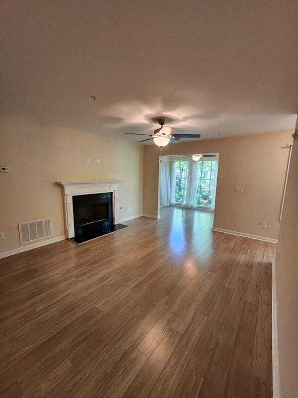 Foto del edificio - 807 Country Park Dr