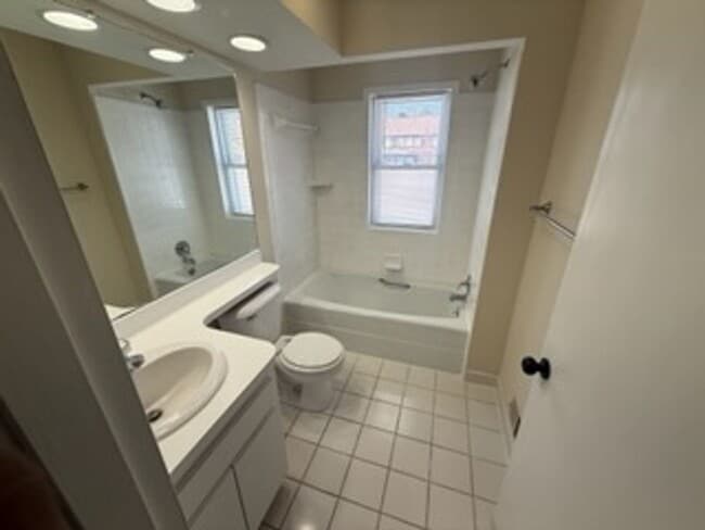 Building Photo - Updated 2-Bedroom Townhouse Near Mott Park