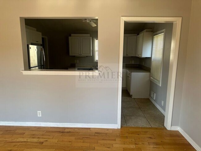 Building Photo - 1414 W 48th St