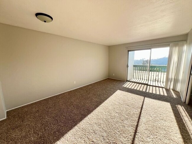 Building Photo - Charming 1-Bedroom Condo with Partial Bay Views & Summer Fireworks!