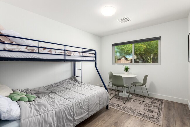 Foto del edificio - 8547 E Roanoke Ave