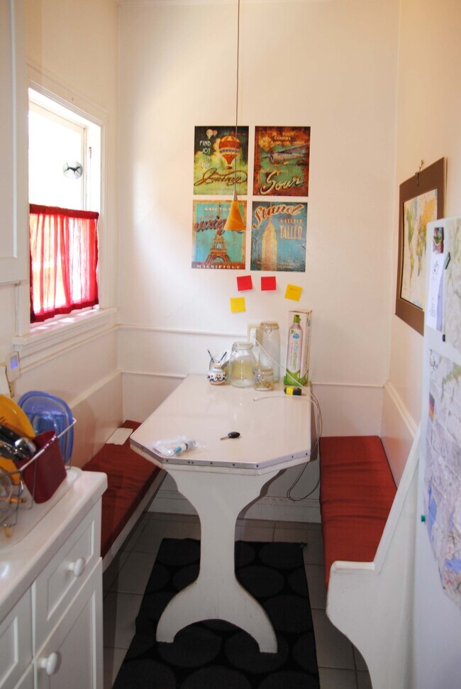 Built in eating nook - 534 Fairbanks Ave