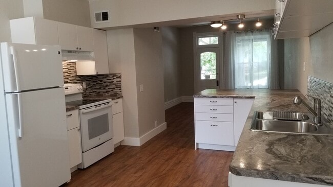 Building Photo - 2537 W River Dr