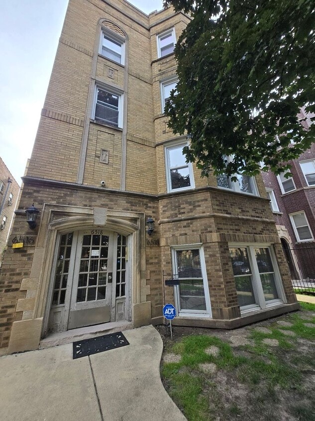 Primary Photo - 6518 N Mozart St