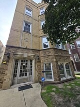 Building Photo - 6518 N Mozart St