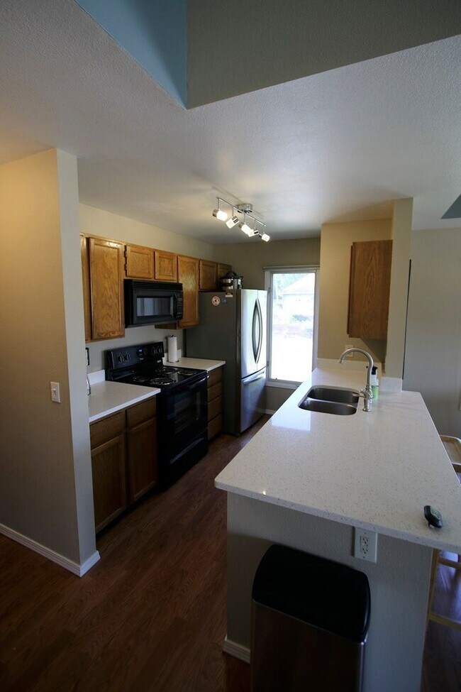 Foto del edificio - 2 Bed, 2 Bath Condo in East Anchorage!