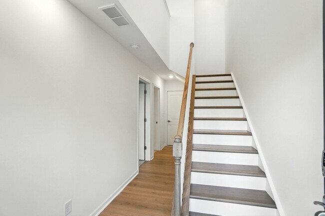 Building Photo - Brand-new three-story townhome in the Univ...