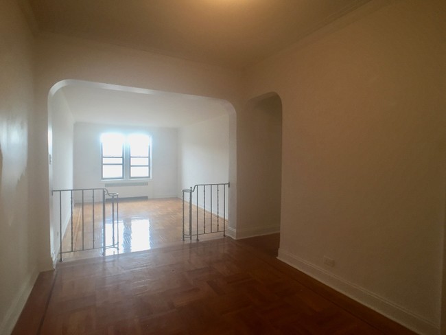 Building Photo - 600 W 218th St