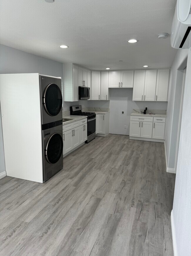 Looking towards kitchen - 1363 Hudspeth St