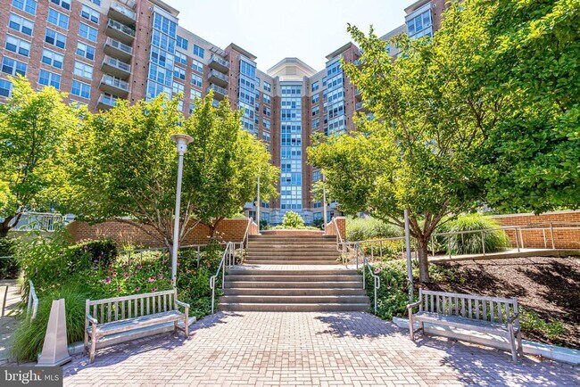 Foto del edificio - 11800 Sunset Hills Rd
