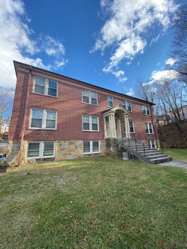 Primary Photo - 1915 Vineyard St