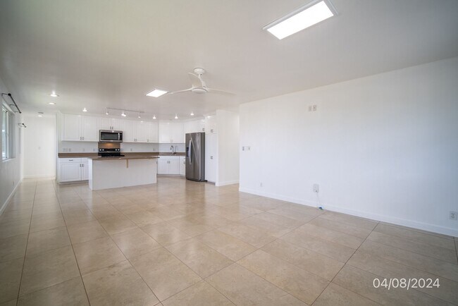 Foto del edificio - $3,400 / 3br - 3 BED 1.5 BATH DUPLEX IN KA...