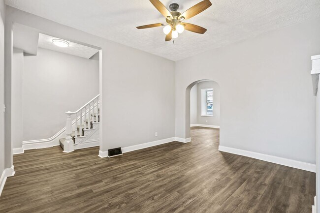 Building Photo - Updated Three Bedroom in the Heart of Alle...